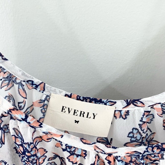 Everly Flora Cold Shoulder Blouse White Blue Size Large - Picture 4 of 6